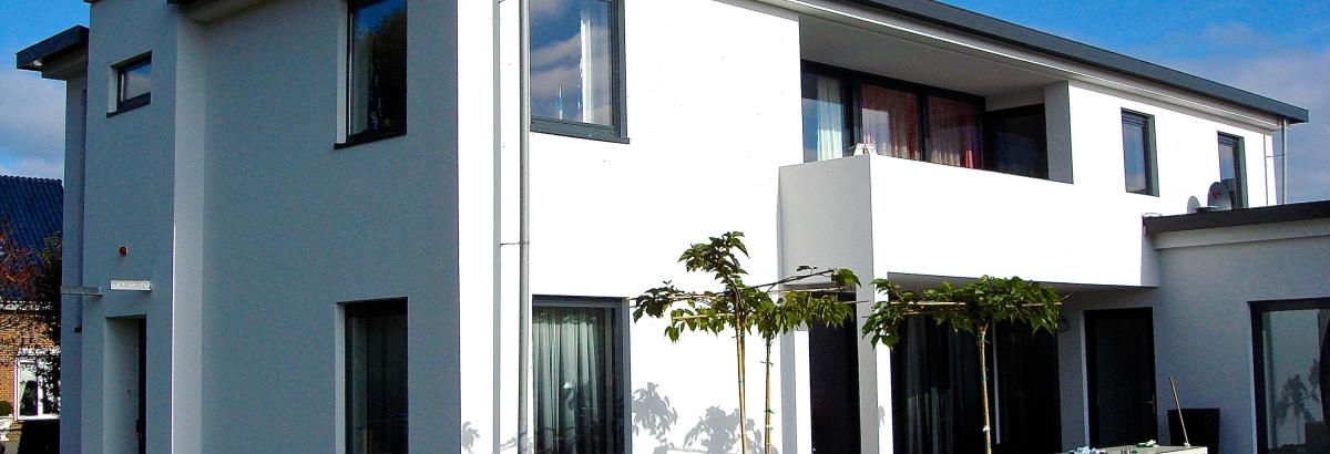 Villa met meerdere verdiepingen in witte verf