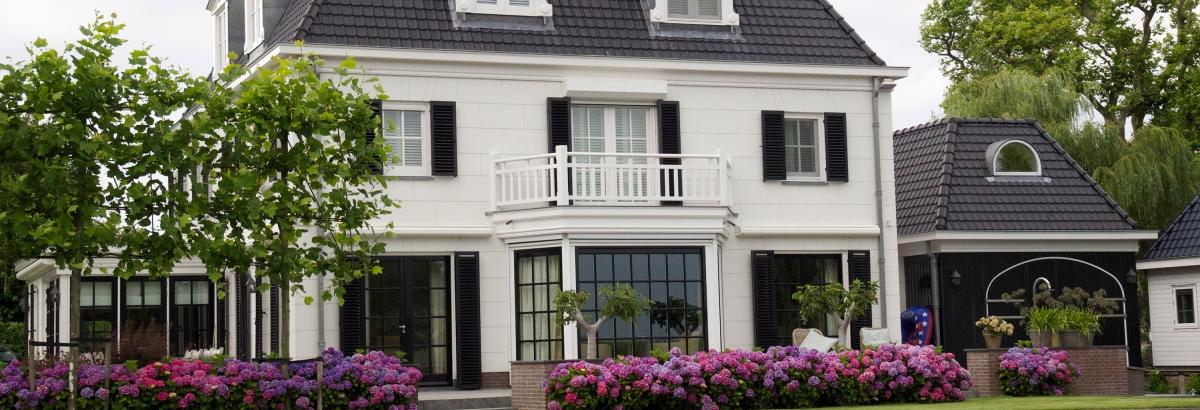 Groot alleenstaand huis met buitenschilderwerk