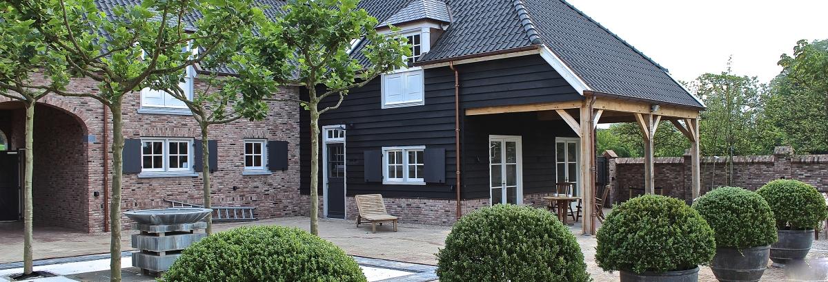 Landelijke overkapping met mooi donker schilderwerk