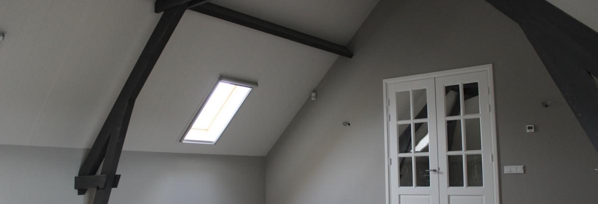 Schuine daken wit geschilderd, rekening gehouden met de zichtbare steunbalken