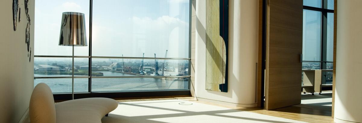 Moderne inrichting met licht schilderwerk